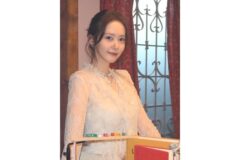 クリスマスツリーの前で微笑むイム・ユナ、その美しさの裏にあった「感謝の気持ち」とは？