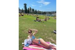 「シドニーの海は次元が違う」チアリーダーのキム・ナヨン、青いビキニで満喫するバカンス公開