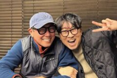 人気歌手ユン・ジョンシン＆『王と生きる男』監督、25年続く友情…再会ショット公開