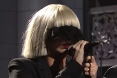 シーア、月4万ドルの養育費支払いへ…元夫との泥沼対立と「意味深発言」が再燃