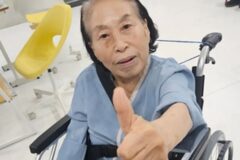 86歳YouTuberが股関節手術から復活…転倒骨折を乗り越え歩く姿に「本当に強い」と称賛の声