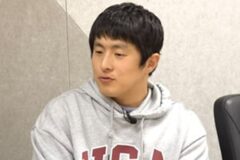 祖母の元で育った人気作家、高齢者100人に現金手渡し…個展収益寄付に続く善行「寄付できることに感謝」
