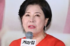 チョン・ギョンホの父と20年事実婚…女優パク・ジョンスが語った“同志愛で残る関係”に反響