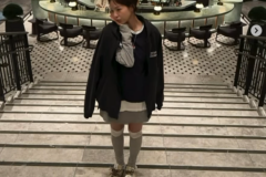 大阪のバーで“映画のワンシーン”に…人気女優が見せた「大人可愛い私服姿」に視線集中