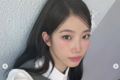 【話題】Billboard 200で“10位”の勢いそのまま…人気アイドルが見せた“制服風コーデ”が反響