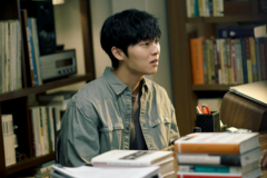 “最後列の少年”に人生を狂わされる教授…「名優×新鋭俳優」が挑むNetflixの危険な執着劇