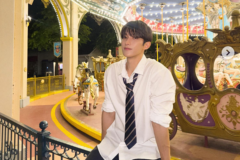 まるで青春ドラマの先輩…SEVENTEENドギョム、遊園地で見せた“爽やかすぎる”制服姿