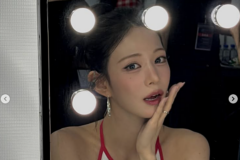 何気ないミラーセルフィーで視線を奪った…fromis_9メンバー、鍛え上げた“11字腹筋”とすっぴん美肌を大胆披露