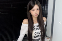 白オフショルダーにヒョウ柄ミニ…韓国若手アイドルの控室ショットが“お人形みたい”と話題に