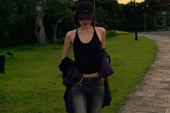 「夕焼けより目を奪われる」…Red Velvetジョイ、黒ホルターネック×デニムの散歩写真が“映画のワンシーン”と話題に