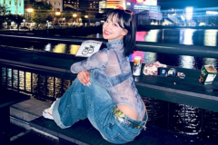 夜景をバックに大胆コーデ…有名チアリーダー、ローライズデニム姿の福岡旅行写真が話題