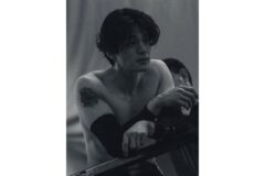 アクションより“男の重み”が際立つ？ 人気俳優、上半身を露わに腕のタトゥーと鍛え上げた体を披露