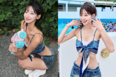 人気チアリーダー、青いビキニトップ×デニムショーツでプールへ…爽やかな笑顔と引き締まったスタイルを公開