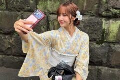BLACKPINKリサ、京都で見せた4つのスタイル…着物からオフショルダーまで自在に着こなし